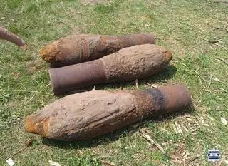 Pociski zidentyfikowano jako rakiety z wyrzutnią rurową kalibru 210 mm o wadze 540 kg