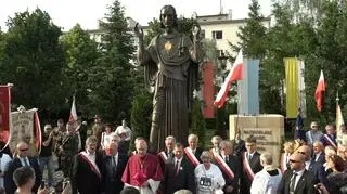 Abp Gądecki przy figurze Jezusa na Jeżycach