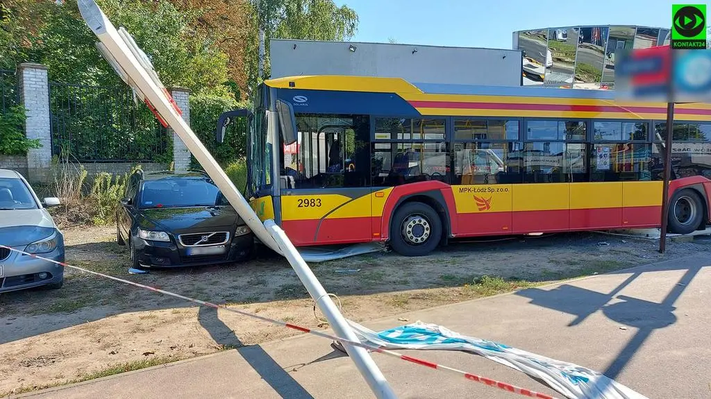 Wypadek w Łodzi. Policja: kierowca zasłabł