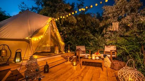 Glamping to zbitka dwóch angielskich słów: "glamorous" (czarujący, ekskluzywny) i "camping" (biwak)