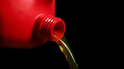 Mężczyzna oblał drzwi domu olejem napędowym