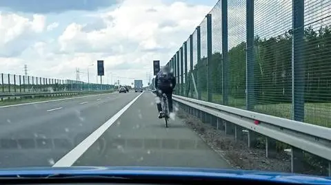 Rowerem na trasie ekspresowej, bo "zależało mu na czasie". Policja pokazała nagranie