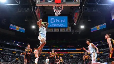 Wembanyama bohaterem Spurs, skuteczny Sochan