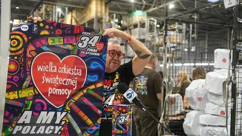 Prezes Fundacji Wielkiej Orkiestry Świątecznej Pomocy Jerzy Owsiak podczas wysyłki puszek 34. Finału WOŚP z magazynu UPS w Łazach