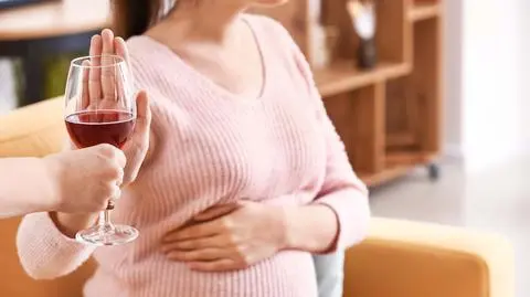 fasd ciaza alkohol kobieta shutterstock_1418003342