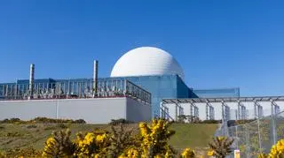Widok kopuły reaktora jądrowego Sizewell B w okolicy przyszłej elektrowni Sizewell C.
