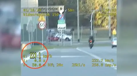 Motocyklista uderzył w porsche, zostawił rannego pasażera i uciekł. Nagranie z pościgu 