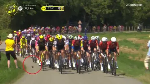 Przedmiot kopnięty przez fankę mógł doprowadzić do wielkiej kraksy