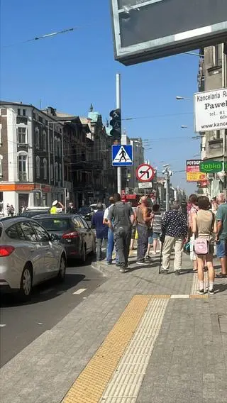 Tynk spadł tuż przy przystanku tramwajowym