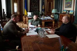 Wołodymyr Zełenski podczas spotkania z Rustemem Umierowem i Andrijem Jermakiem