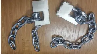 Ktoś założył łańcuchy i kłódki 