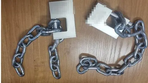 Ktoś założył łańcuchy i kłódki 