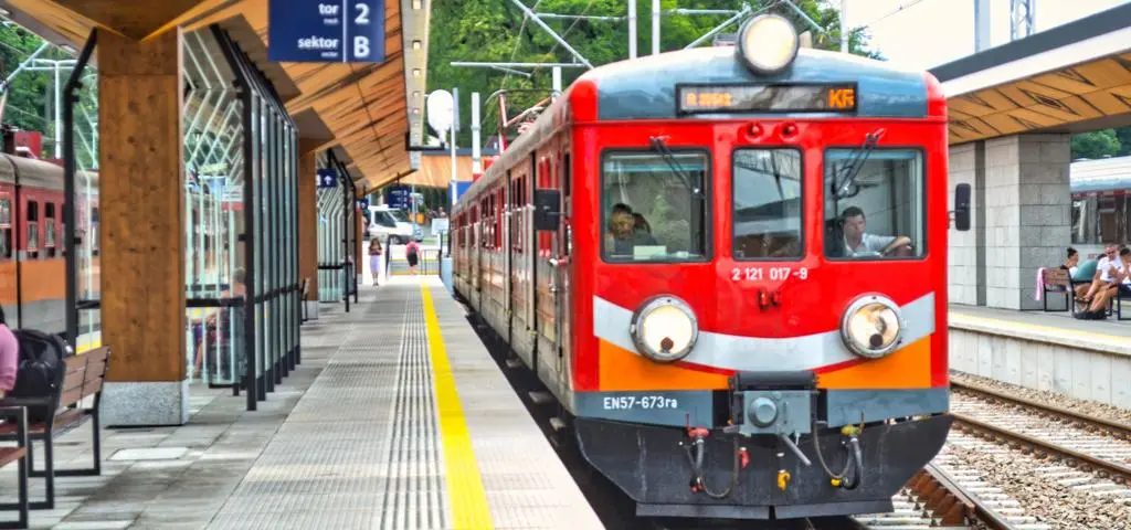 Mikole, zbiorkom i kolejowy boom. Czy nad Wisłę wkracza moda na pociągi?