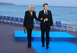 Przedstawią dowody, że Brigitte Macron jest kobietą. Prawnik o szczegółach