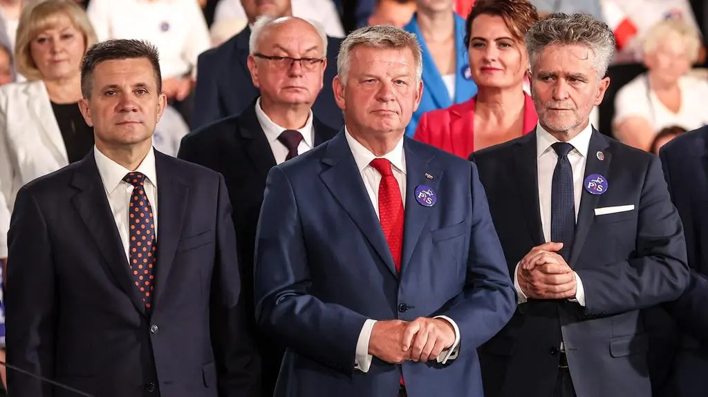 Senatorowie Jacek Włosowicz, Jarosław Rusiecki, Krzysztof Słoń na prezentacji kandydatów świętokrzyskiej listy PiS w wyborach parlamentarnych w 2023 roku