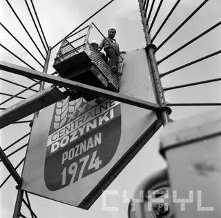 Montaż instalacji z logotypem Centralnych Dożynek