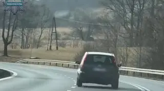 Uciekał przed policją, porzucił auto i zniknął w lesie. Nagranie 