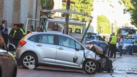Samochód, którym kierowca wjechał w ludzi