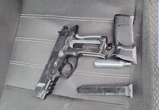 Taksówkarz wyjął pistolet "na kulki" i celował do innego kierowcy