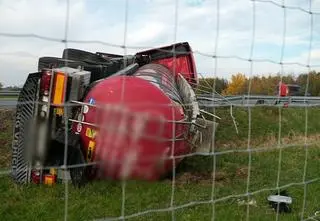 Przewrócona cysterna na autostradzie. W środku 23 tony farby