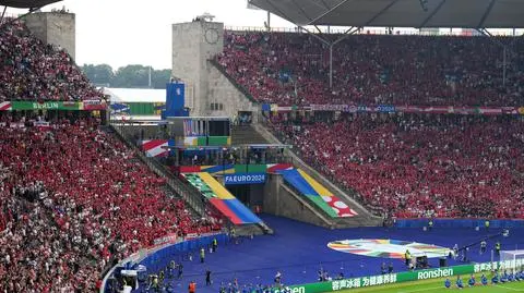 Wypadek na trybunach. Polski kibic ranny
