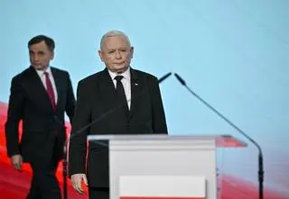 "Kaczyński jest na nie swojej wojnie". Ziobro "kulą u nogi" PiS