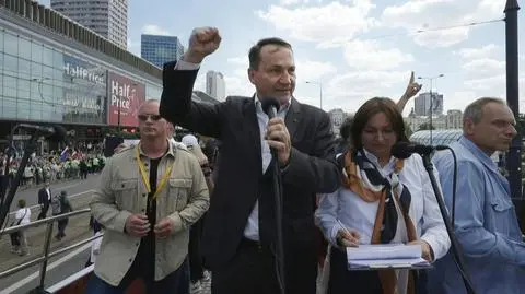 Radosław Sikorski podczas Wielkiego Marszu Patriotów Rafała Trzaskowskiego