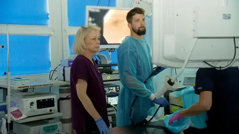 Dr Marcin Romańczyk wykonuje kolonoskopię