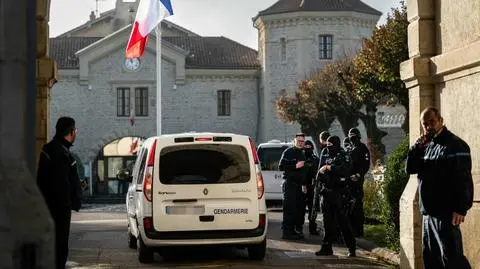Policja przed więzieniem w Dijon, gdzie doszło do ucieczki