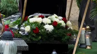 Metallica, taniec i brak księdza. Nowy trend w Polsce na "fajny pogrzeb"