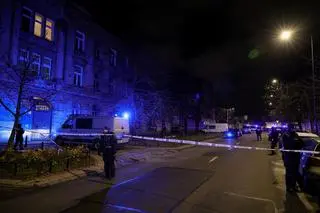 Policja przed budynkiem na warszawskiej Pradze. Podczas zatrzymania agresywnego mężczyzny z maczetą jeden z funkcjonariuszy użył broni służbowej.