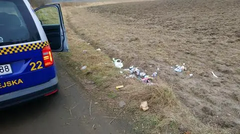 Kurier wyrzucił śmieci do rowu