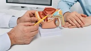 Mężczyzna ma wynik "w normie", więc chowa go do szuflady. A może mieć raka