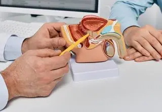 Mężczyzna ma wynik "w normie", więc chowa go do szuflady. A może mieć raka