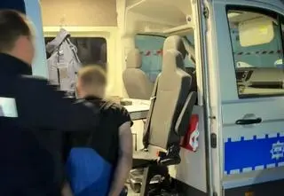 Nie zatrzymał się do kontroli. Był pijany, miał dwa zakazy