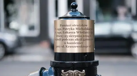 Tablica na hydrancie przypomina o tragicznej śmierci strażaków