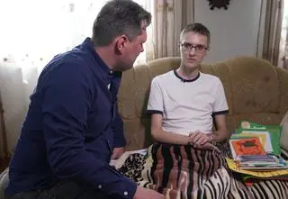 Wpadł pod pociąg, bo chciał pomóc. Rozmowa z 17-latkiem dziś w "Uwadze!" TVN