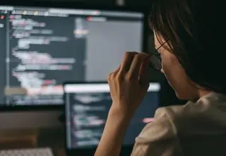 Znalazła swój życiorys zmyślony przez AI. "Każdy może mieć wygenerowaną stronę na swój temat"