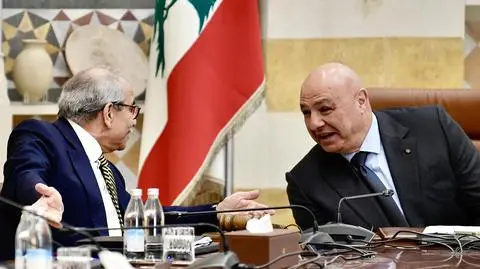 Liban. Od lewej premier Nawaf Salam i prezydent Joseph Aoun w trakcie posiedzenia gabinetu w Pałacu Prezydenckim w mieście Babda (07.08.2025 r.)