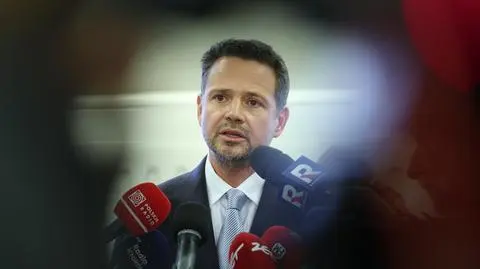 Trzaskowski: "nie został zdjęty żaden krzyż". Został, ale wrócił