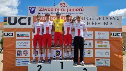 Janek Jackowiak z kolegami z reprezentacji Polski po zwycięstwie w Wyścigu Pokoju juniorów