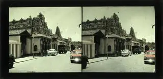 Wyprawa Polskiej Akademii Nauk do Azji Południowo-Wschodniej. Cejlon 1957 r. Colombo. Sea street. Widok na starą i nową część świątyni Kathiresan Kovil Temple. 