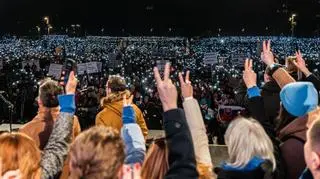 Protesty w ponad pięćdziesięciu miastach. Chcą dymisji premiera, który "ciągnie ich do Moskwy"