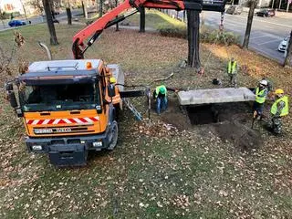 Wejście zasłonięto betonową płytą