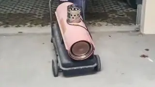 Skradziono m.in. nagrzewnicę i  halogeny oświetleniowe