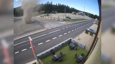 "Małe tornado przed hotelem". Nagranie