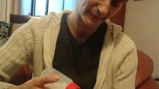 Tosia pije mleko dla szczeniaków i kociąt