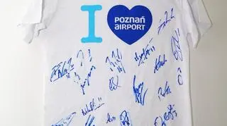 Specjalnie dla lotniska podpisali również koszulkę