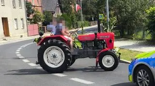 Chciał urozmaicić dzieciom dożynki, wożąc je ciągnikiem mimo zakazu