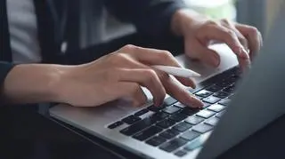 Tysiące fałszywych reklam stworzonych przez AI. NASK alarmuje